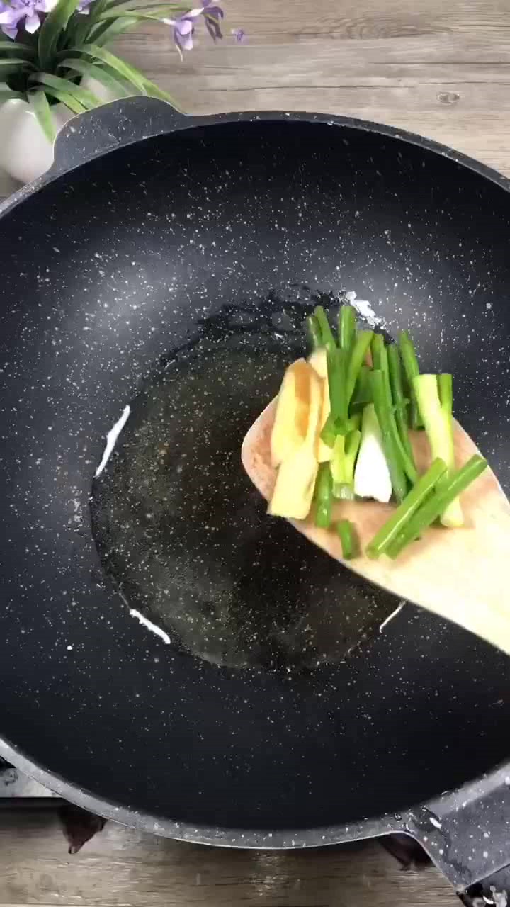 一个悲伤的故事:养了3年的老母鸡,不幸跌入锅中,我含泪吃三碗