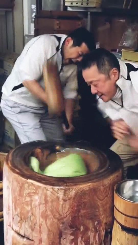 日本民间传统打年糕,看到这一幕,瞬间没有食欲!