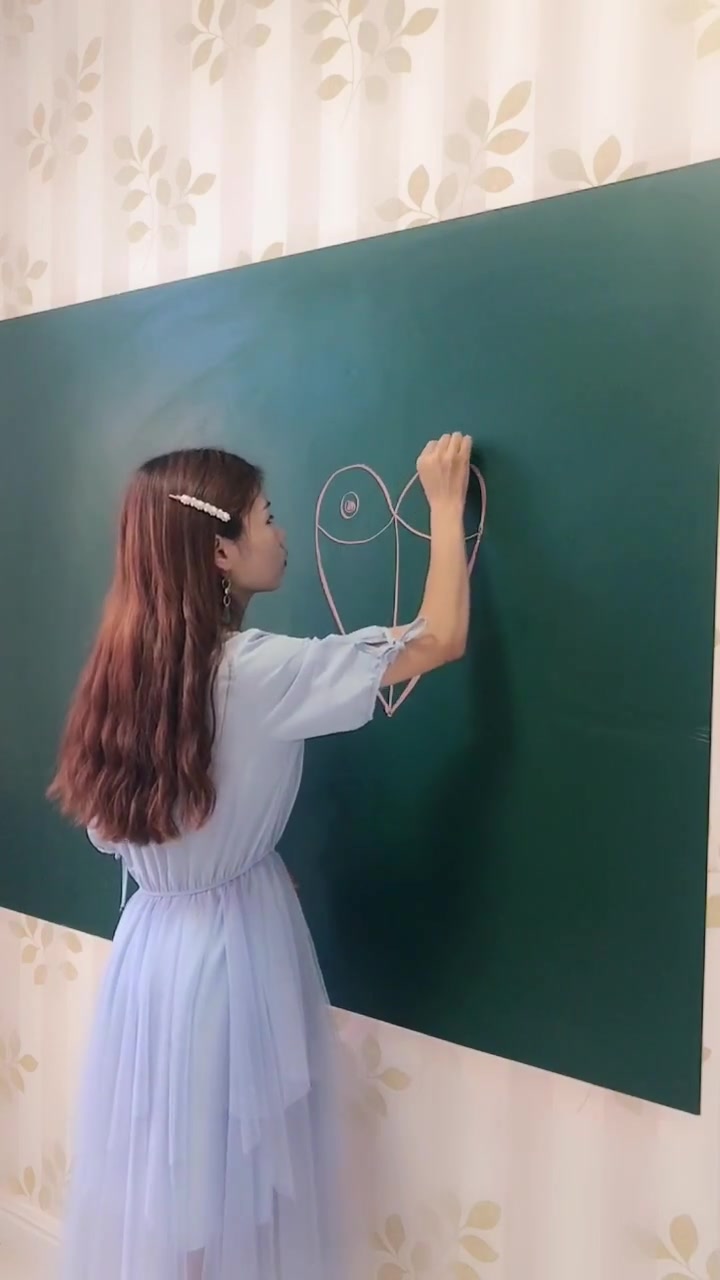 美女一定是美术大神,用桃心都能画出鱼,会的人应该不多吧