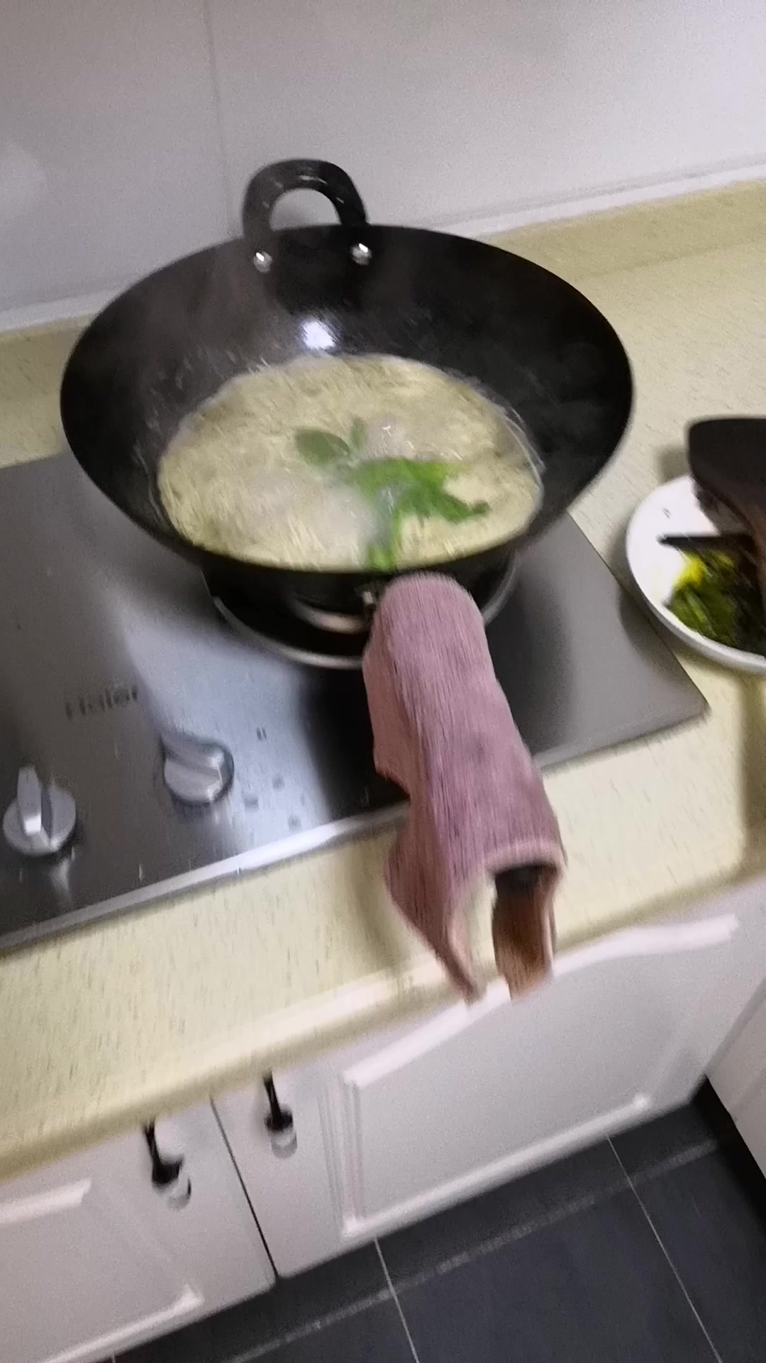 一个人在家,做个农家小炒肉拌面,有没有想吃的