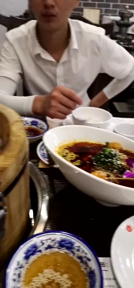 风靡全国的特色美食——九孔喷泉木桶鱼火锅,营养丰富,味道鲜美