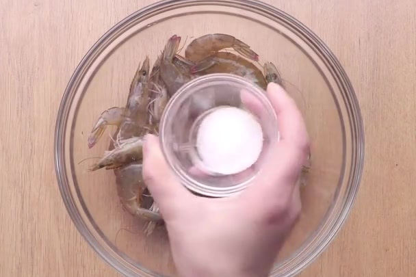 【芝麻海苔开背虾】海苔和基围虾组合,两者翻炒,口感香酥薄脆,吃一个就停不下来!(新快报)