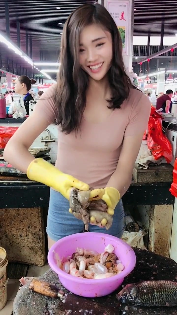 美女杀鱼,这一盆是啥呀