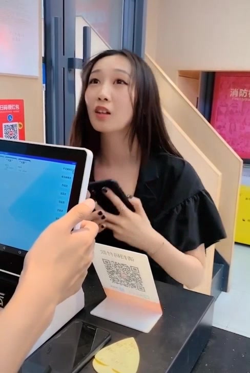 小哥哥太会做生意了,美女蹭个网都能被套路,不知心里是啥滋味?