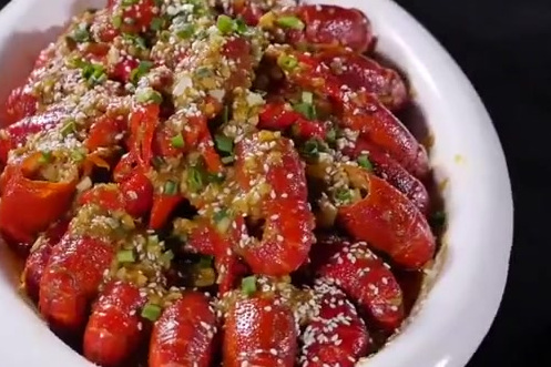 【论吃小龙虾——最值得一去的城市当然是武汉咯!!来看看湖北大厨教你做油卤龙虾,跟热干面更配