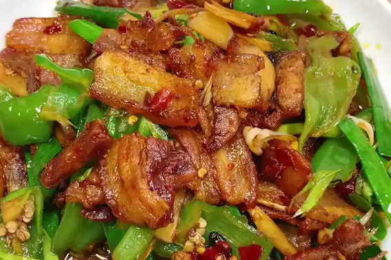 【青椒回锅肉做法】简单的家常菜才是考验技术的时候,你学会了吗?
