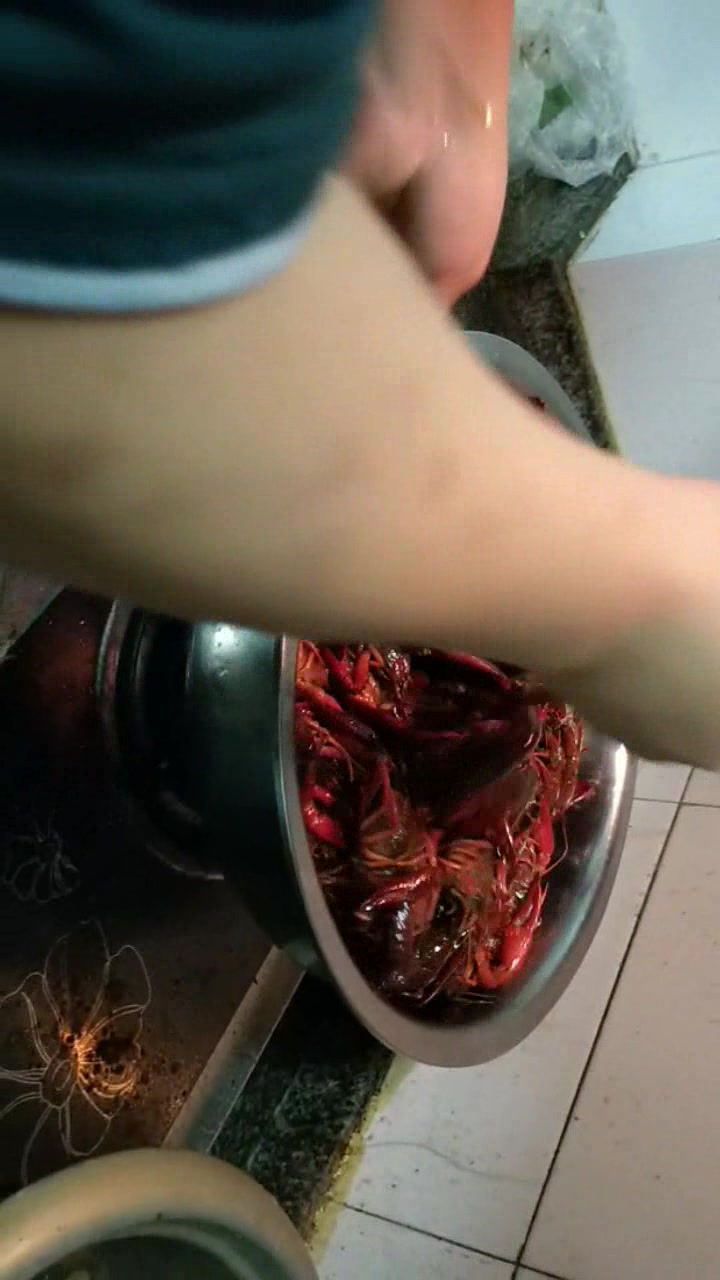 龙虾要好吃要洗干净,炒来才好吃