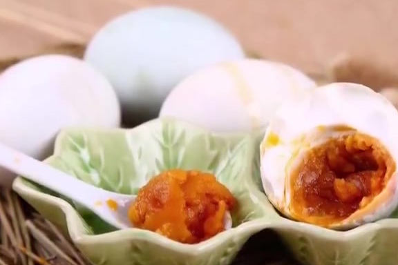 【咸鸭蛋中的“油”从何而来?】出油是咸鸭蛋腌好的标志。咸鸭蛋出油主要来自于鸭蛋蛋黄中的脂肪