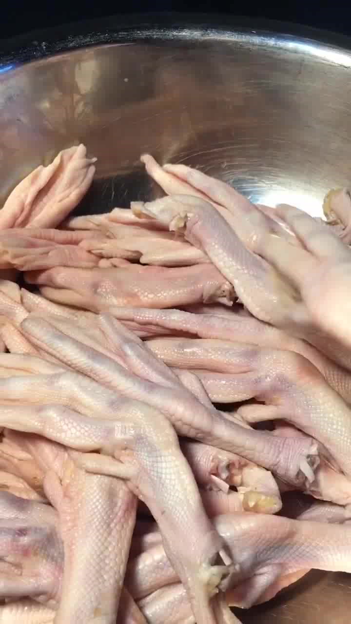 虎皮鸭爪家常版,色泽红亮有食欲,香气四溢,好吃到停不下来