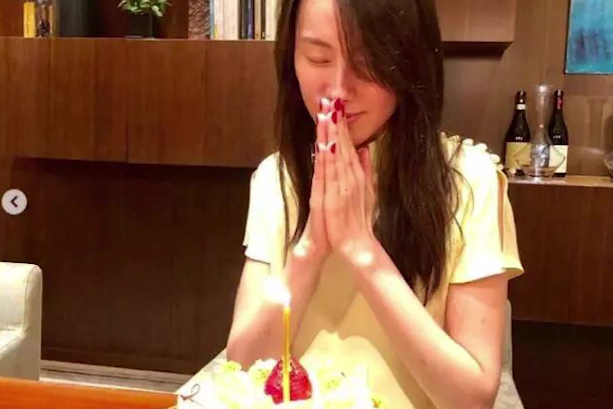 【梁洛施开派对庆生素颜出镜,晒红酒蛋糕紧抱闺蜜认真许愿】近日,知名经理人周优根在其个人社交