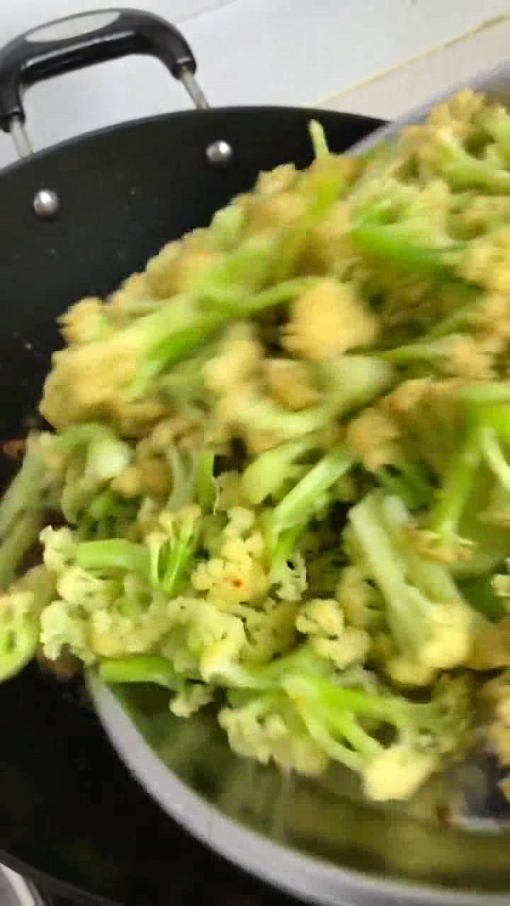 今天教你干锅有机花菜的家常做法,特别简单入味,越吃越想吃!