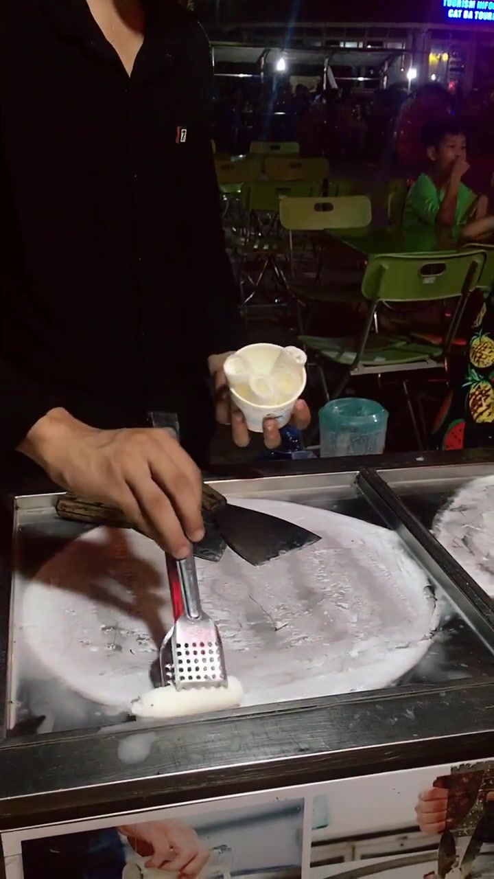 实拍越南生活,看看越南人是如何炒酸奶的,和国内有什么不同