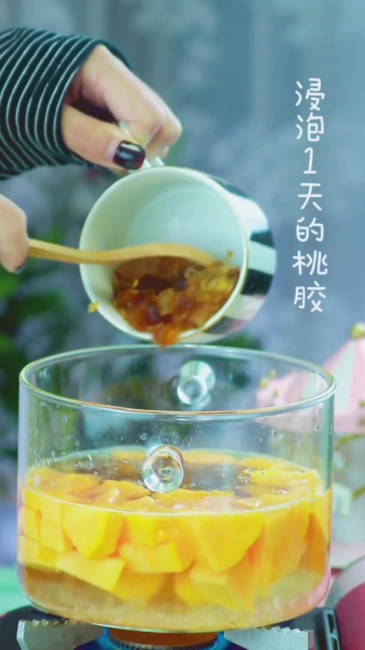 推荐这道牛奶木瓜炖桃胶,香浓清甜,滋阴养颜,绝对是女人的最爱