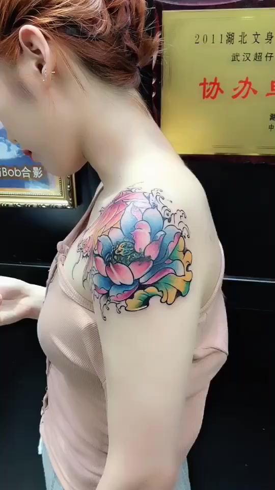 美女的这个纹身好特别啊,竟然是荷花鲤鱼的图案,好运的象征!