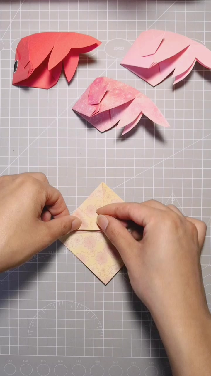 幼儿折纸小金鱼,入门级别的,一种折法得到两种效果