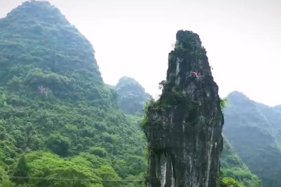 6月23日是国际奥林匹克日,我们的攀岩爱好者孙雅楠选择在今天和华为麦芒8联手, 挑战阳朔国