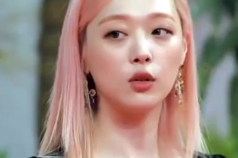 【文胸只是配饰?韩国女星雪莉录节目也不戴文胸:不舒服又不健康】韩国女星雪莉在近日一档电视节