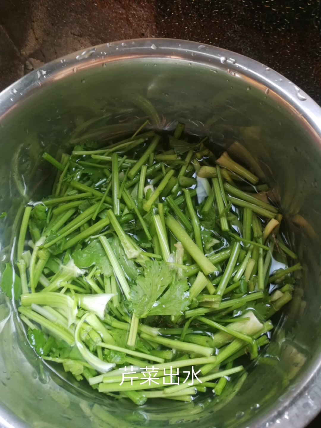 准备晚饭中,看看今天有什么好吃的小菜