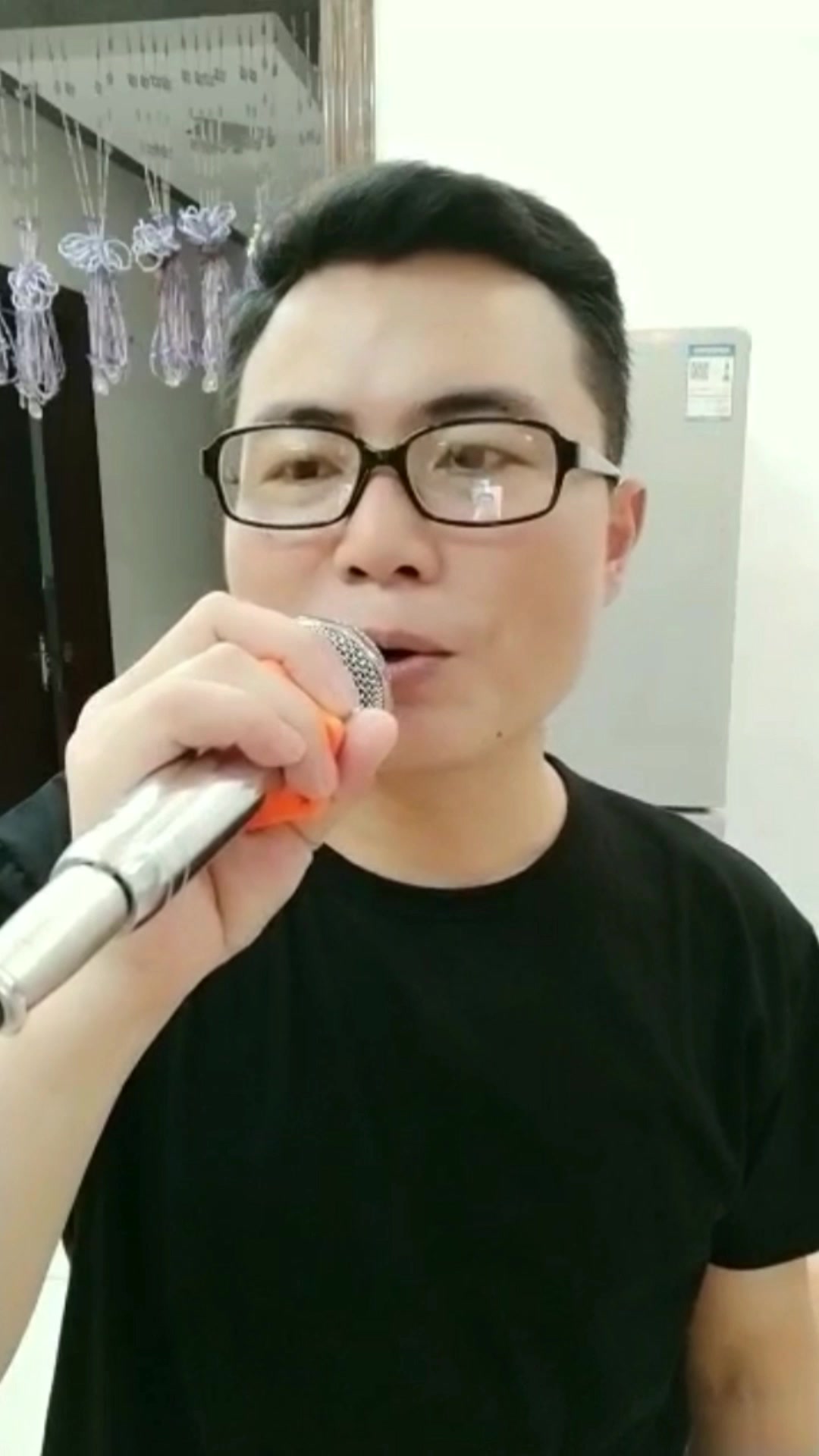 屋漏偏逢下雨天,摆摊车滑轮坏了,龙虾大叔只能在家教做卤虾