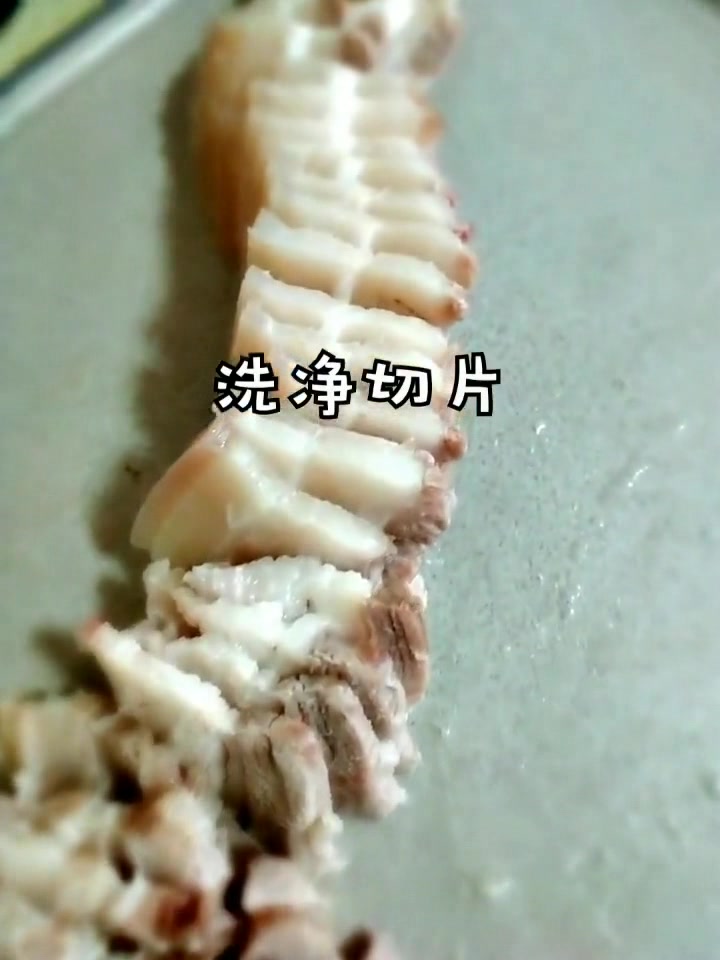 农家小炒肉的家常做法,一次炒一大盘,一周吃三次也不会腻!