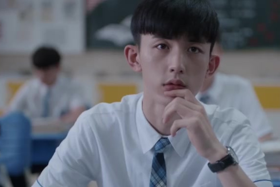 #少年派#电视剧《少年派》化学老师田珊珊敞开心扉的一段话,不仅感动了同学们,也感动了派派!