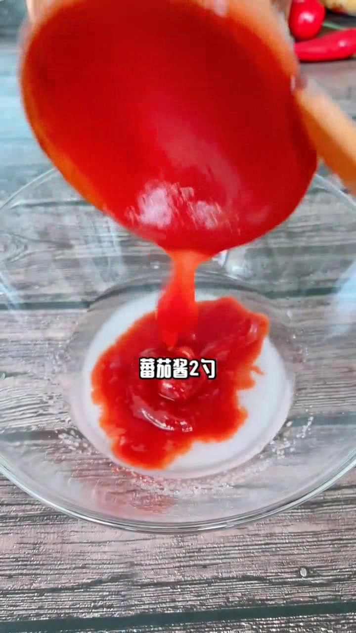 给你分享菠萝咕噜肉的家常做法,过程详细易懂,学会给家人做着吃