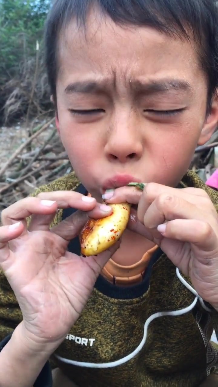 小伙野外自制海兔烧白菜,看这霸气的吃法,网友:这些可能不够吃