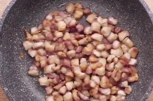 【鲜嫩美味的卤肉饭教程,学着自己在家做一下吧】外卖卤肉饭的卤肉似乎总不够,肉吃完了饭还有一