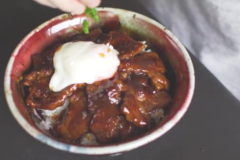 辽视分享 【照烧猪五花配温泉蛋盖饭】这么长的名字一看就知道不简单! 照烧酱搭配鸡肉,猪都很