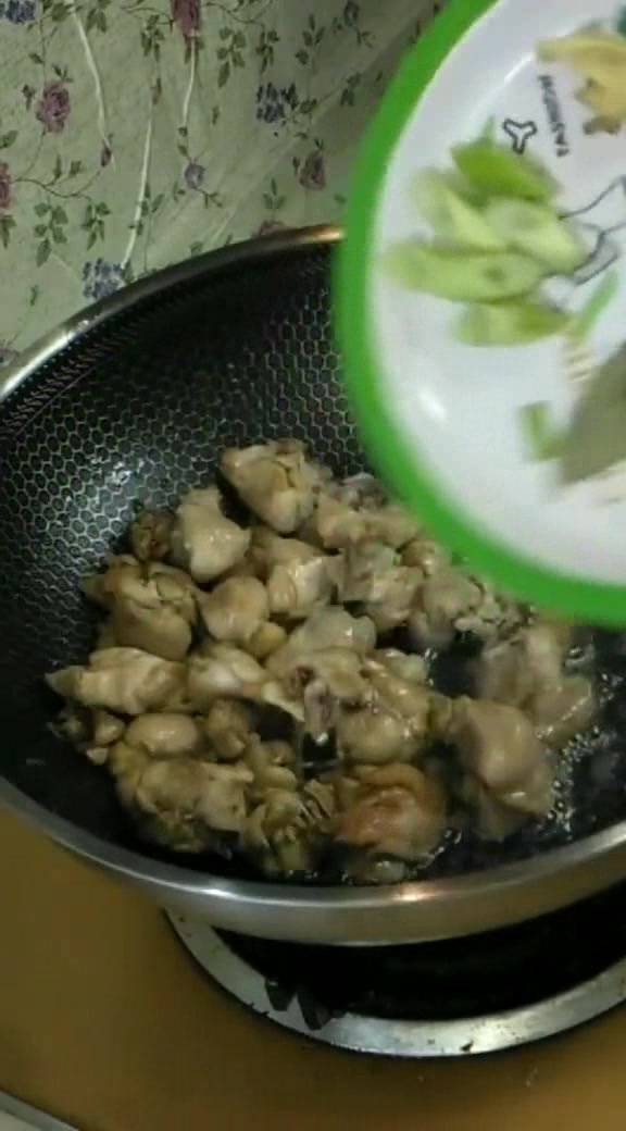 香菇炖鸡腿家庭版做法,香浓味美,好吃不油腻,一下能吃三碗饭