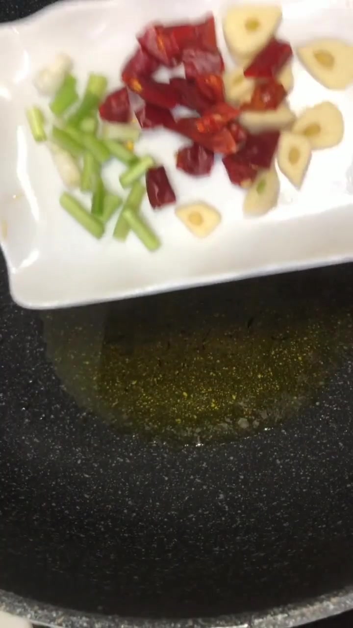 甘蓝炒粉条,美味多汁,好吃又下饭,简单易学,可学可收藏!