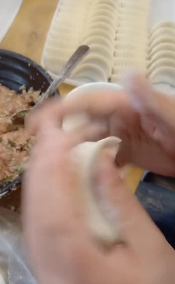 盘子里整齐漂亮的饺子,原来是这么包出来的,强迫症看着好舒服!