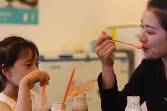 女侠穿越到现代去烤鱼店吃烤鱼,整个吃鱼过程全成了笑点。