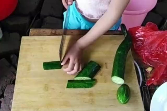 【6岁女孩切菜花样摆盘 背后原因让人泪目】近日,一段6岁女孩花样切菜的视频引起热议,与年纪