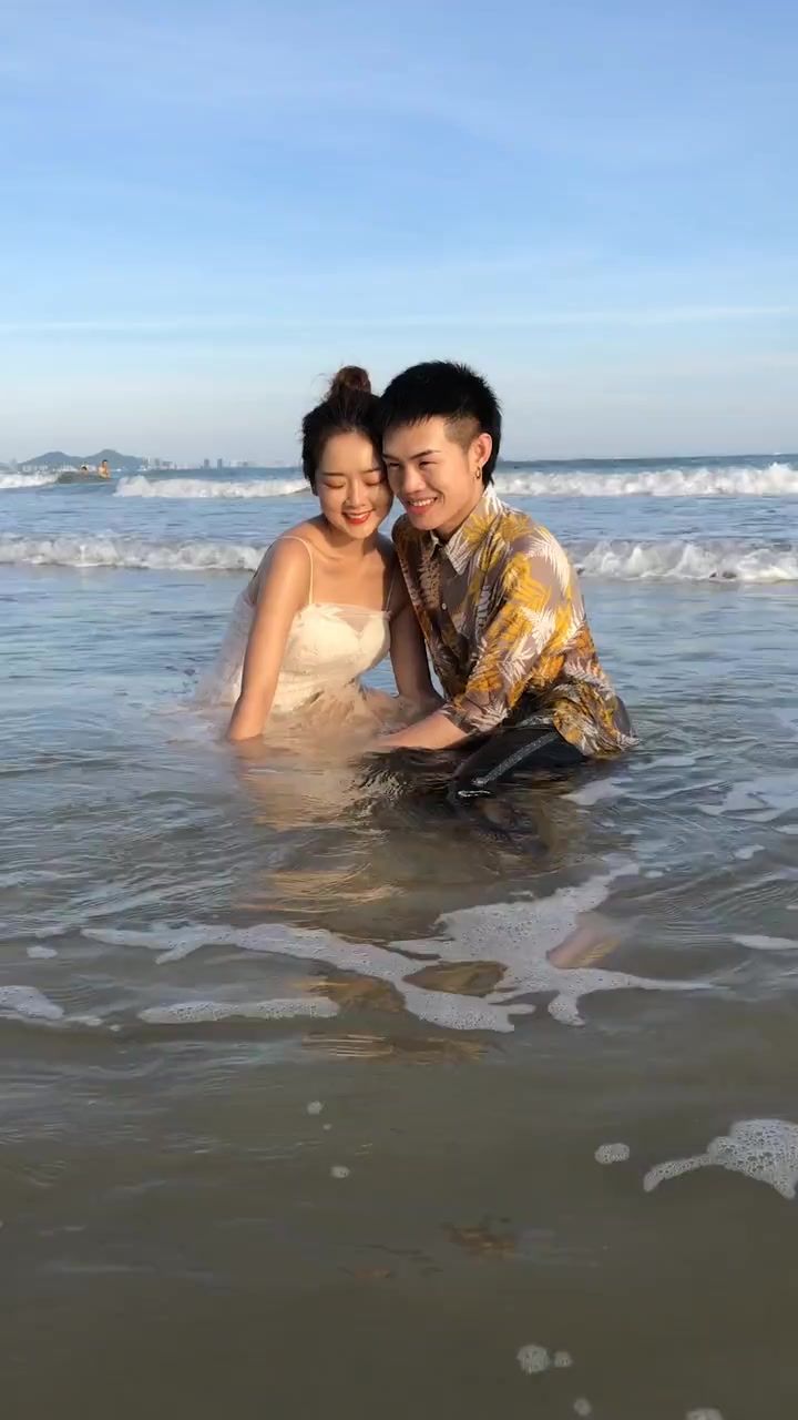 小情侣在海边拍婚纱照,这八爪鱼真是会配合,成片美到爆!