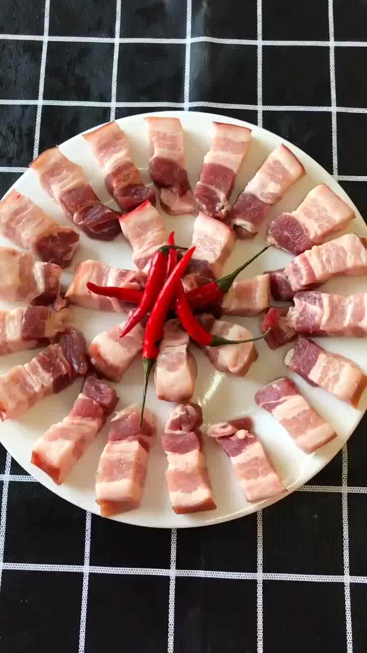 老式红烧肉做法,学会这两步,色泽红亮,鲜嫩入味,吃的汤都不剩
