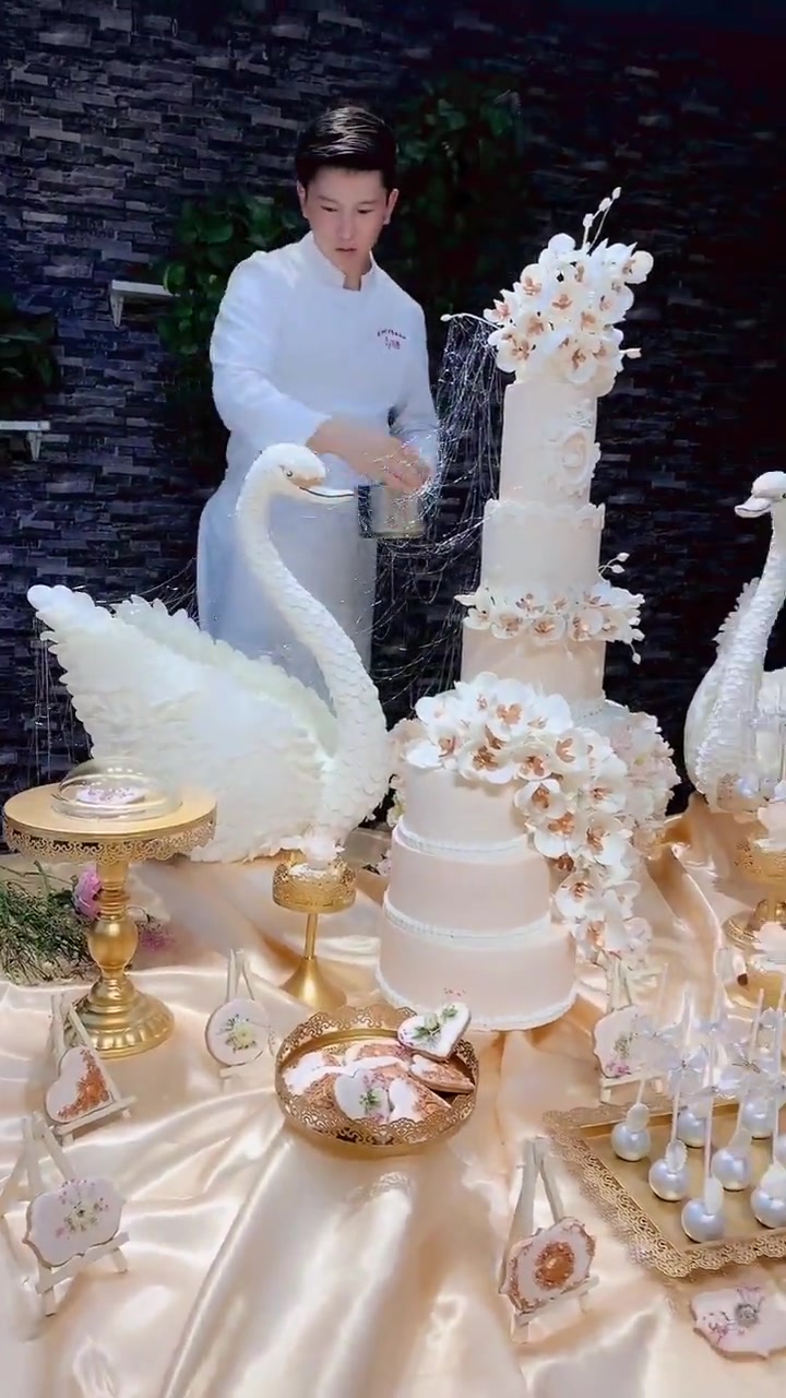 一款结婚蛋糕制作过程,看到最后的成品,为这个创意打满分
