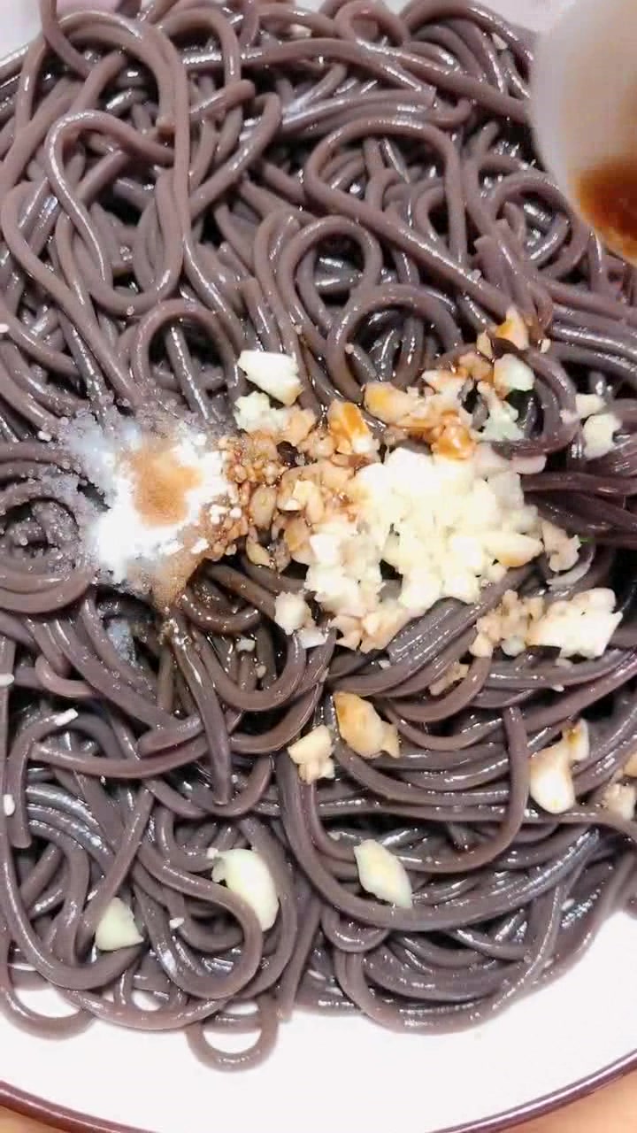 凉拌酸辣蕨根粉:料汁是关键,好吃开胃,味道不输给饭店!