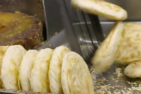 【潼关肉夹馍】不到陕西不知道,这个面食王国里,单单肉夹馍就可以分为好多流派。今天要介绍的老