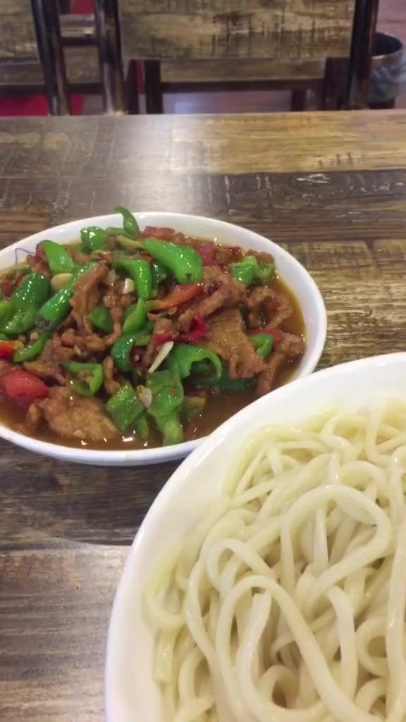 新疆正宗的过油肉拌面,面质紧实弹牙,攒劲的很!