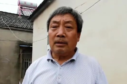 【200多只鸡惨死哈士奇之手 “作案”后淡定卖萌摇尾巴!】近日,安徽和县一户人家的养鸡场闯