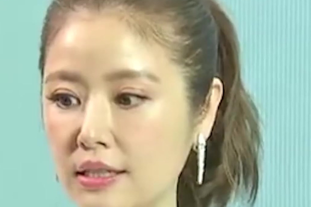 【林心如剪短发后越来越年轻,穿粉衣破洞裤少女感十足】6月30日,林心如再次分享了自己的近照