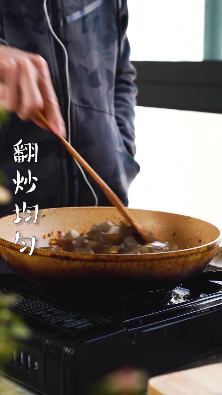 今天教你:“炒凉粉”的家常做法,地地道道的农家菜,超级好吃呢