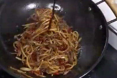 【干锅萝卜牛肉丝】萝卜和牛肉的新搭配,好吃营养又补身哟!