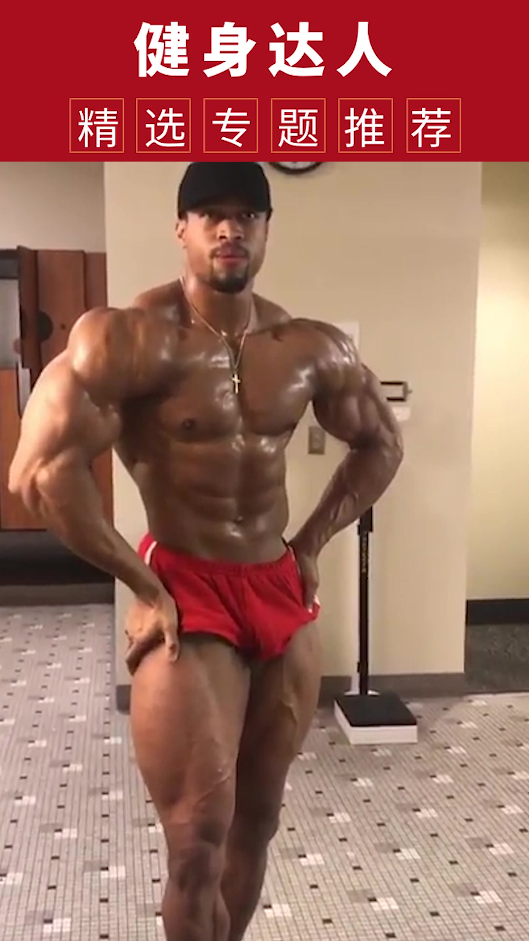 健身房的肌肉男,展示他的肱二头肌