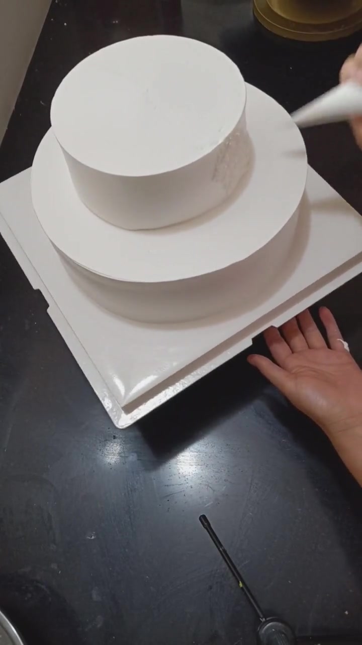 女神快要过生日了,专门为她定制的蛋糕,希望她会喜欢