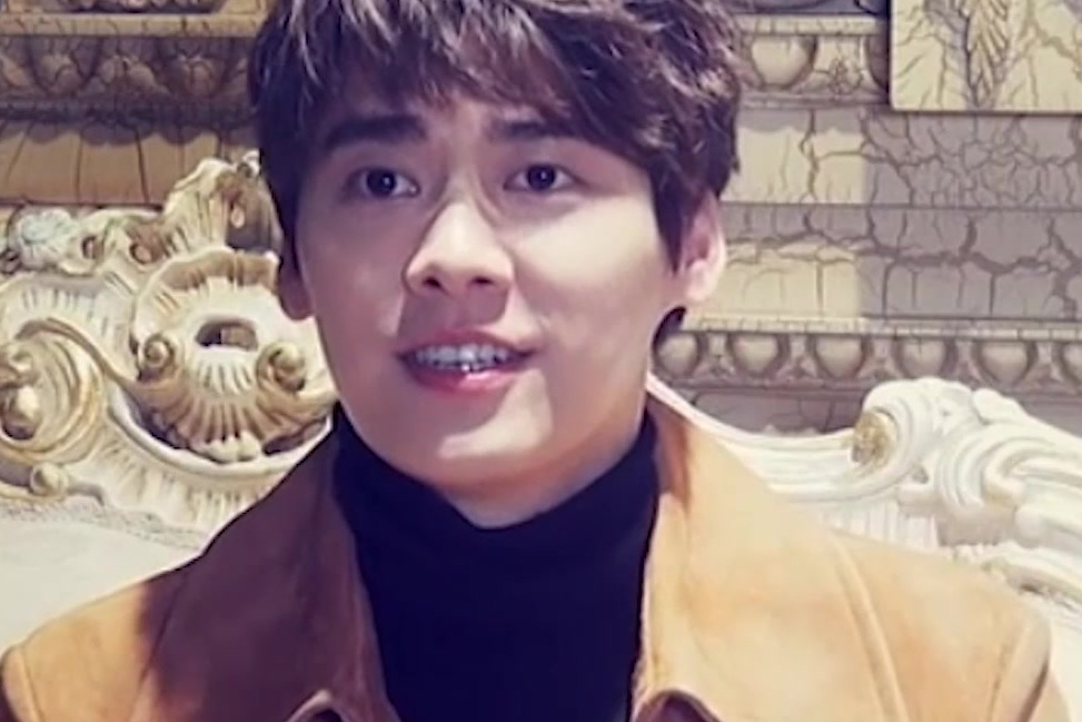 【李易峰背心造型一展健壮手臂,网友一致喊话还得多练练】7月1日,李易峰现身机场,身穿黑白背