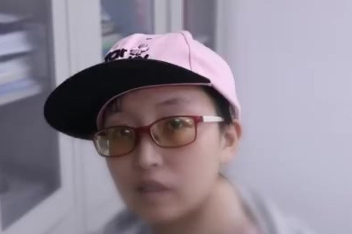 《生命缘》36岁的小林肩膀上长了一个如“篮球”般大的纤维肉瘤。她辗转多家医院直到她找到了中