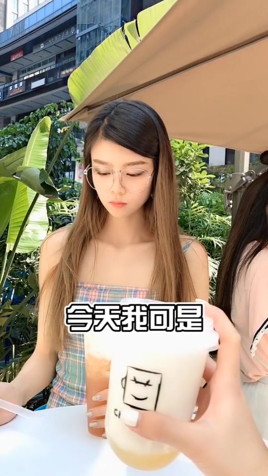 王俊凯开奶茶店了,粉丝:奶茶我是买来看的