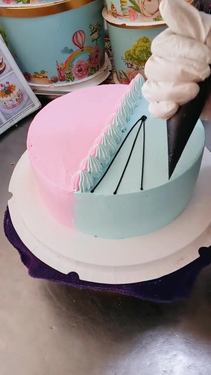 专门为龙凤胎设计的蛋糕,蛋糕师这想法真棒,孩子们肯定很喜欢